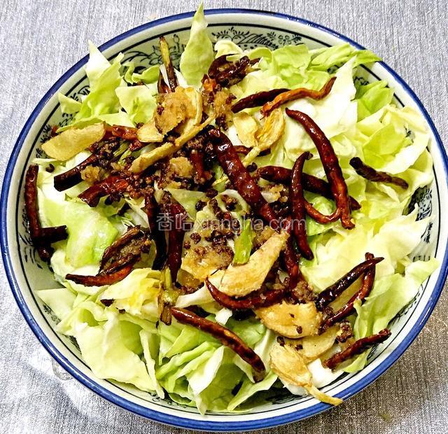 拌均匀，加入香油，香菜