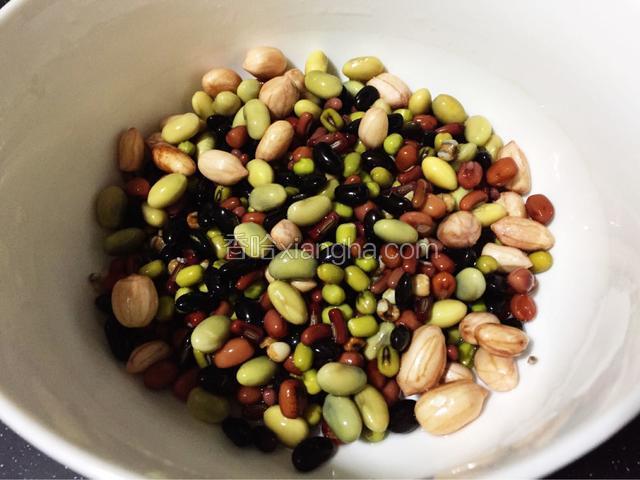 将材料洗干净后，用水浸泡。（我是提前一晚泡的）