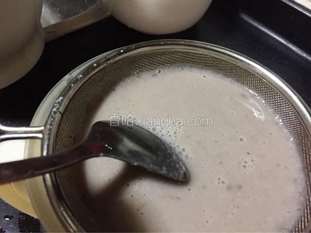 煮好后的豆汁过滤一下比较好喝。