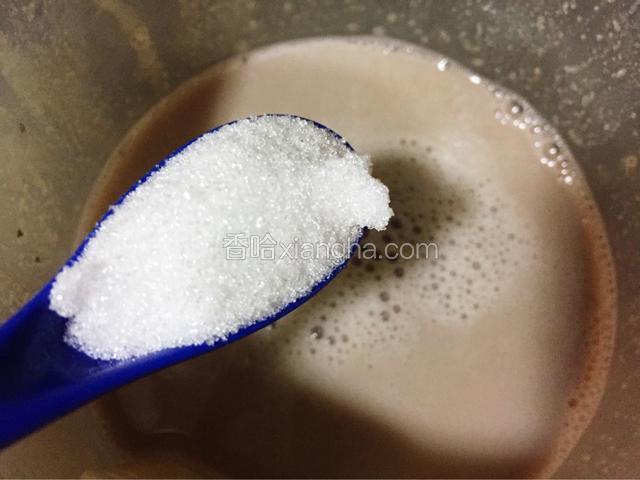 然后加入适量的白糖调味。