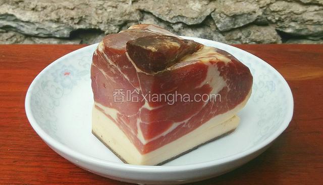火腿肉切2片。
