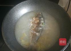 白萝卜鲫鱼汤的做法图解4