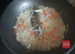 白萝卜鲫鱼汤的做法图解5