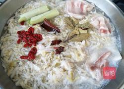 东北酸菜顿五花肉的做法图解4