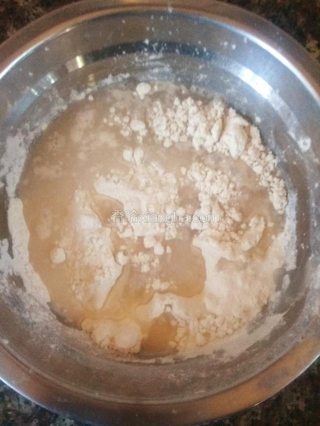 面粉里加入少许盐，加入165克水