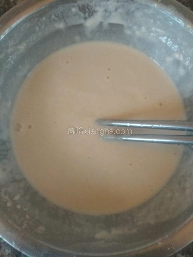 用筷子搅拌成可流动的面糊