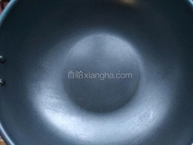 准备一个平底不粘锅，锅烧热，转小火
