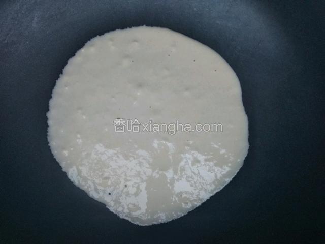 晃动锅，使面糊变大变薄