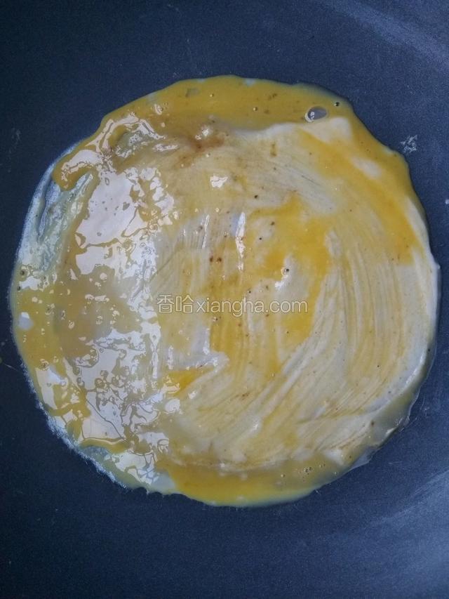 舀入一勺蛋液，用刷子刷匀