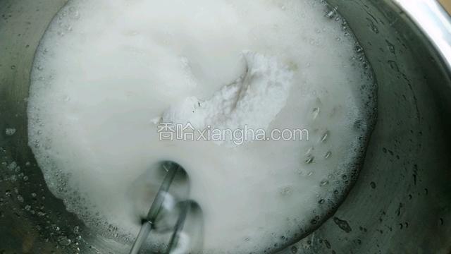 打发1分钟后加入三分之一的糖粉