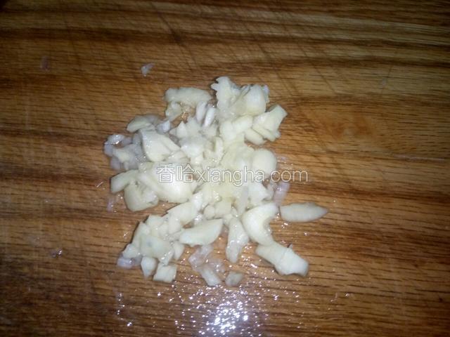 切蒜蓉。