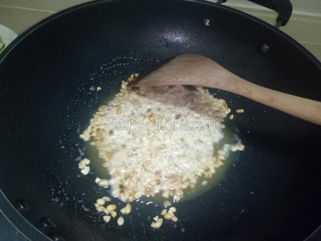 松仁刚起金黄即放进花生，一起继续慢火炸至金黄。