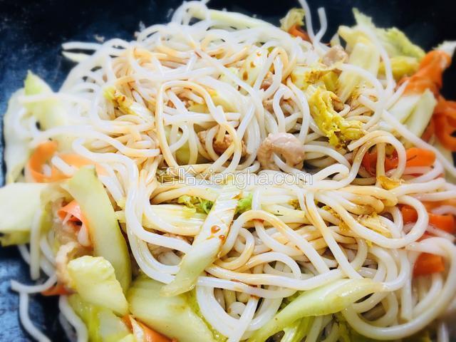 淋入适量酱油炒至入味上色