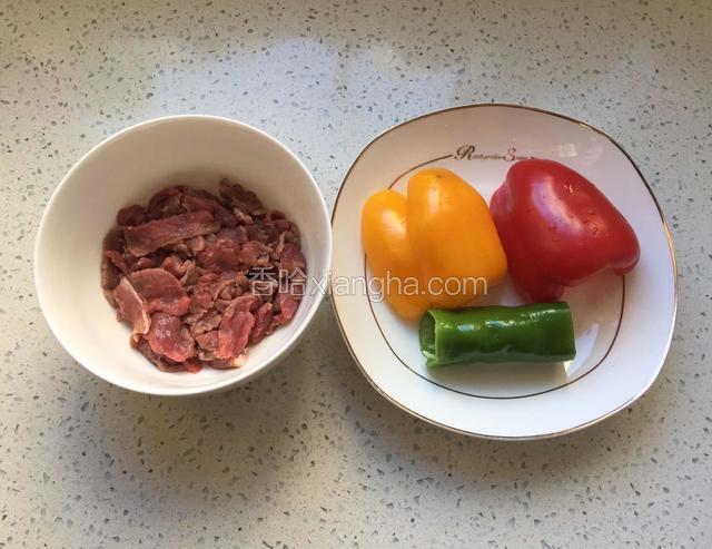 所需食材洗净，牛肉切片。