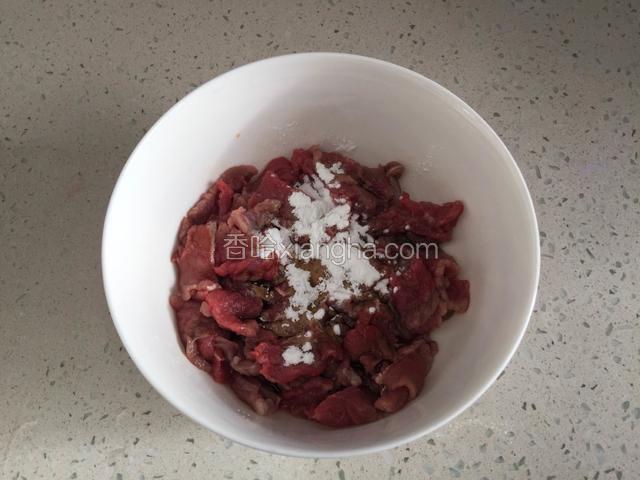 牛肉加料酒，生抽，淀粉用手抓匀腌制十分钟。