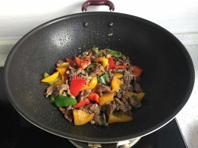 最后调入盐，鸡精炒匀。
