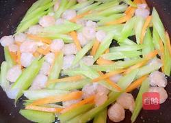 西芹虾仁炒腰果的做法图解10