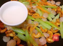 西芹虾仁炒腰果的做法图解12