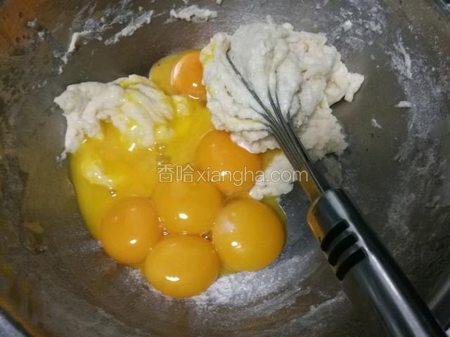 筛入低粉搅匀再加鸡蛋,一字型搅匀。不要划圈