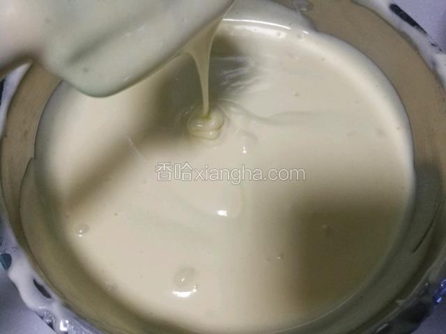 翻拌好的面糊呈浓稠状,划8字不容易消失的