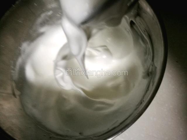 提前预热烤箱150度,蛋白加柠檬汁然后分三次加糖打发至有大弯钩状态