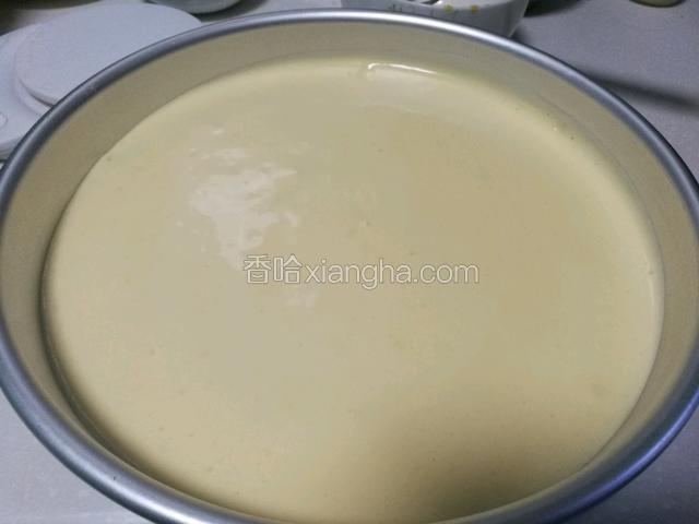 面糊从中心点倒入模具里,离桌面20厘米出处扔下（震模）