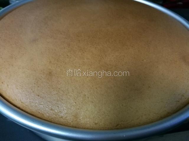 烤好后的戚风手触有弹性,牙签戳进去拿出来上面没有面糊粘上面,戚风烤好震模二下立马倒扣在烤架上直至冷却