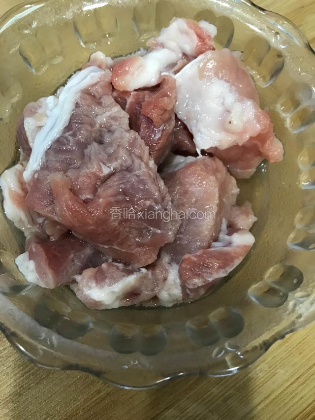 挑选瘦肉，洗净