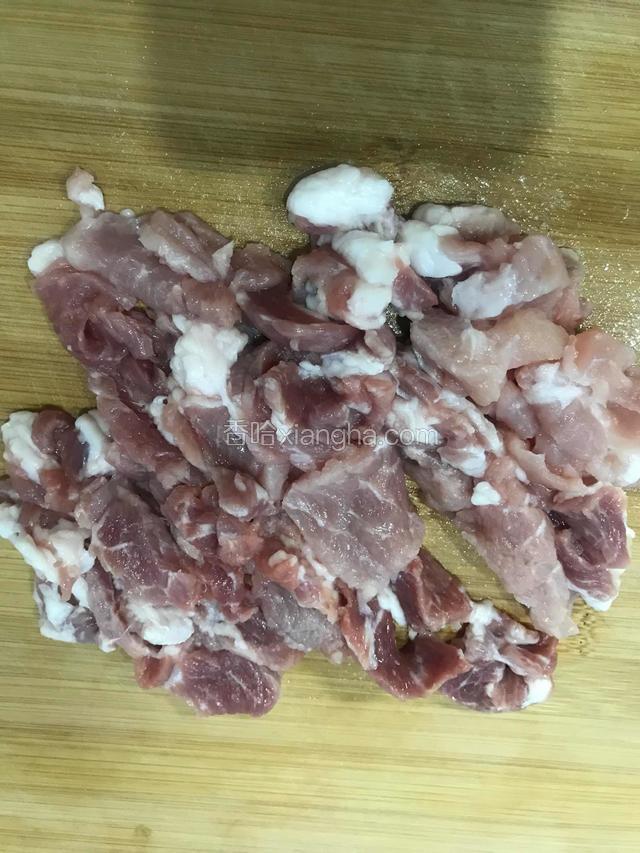先把瘦肉切薄片
