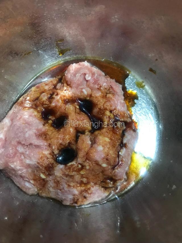 加入适量生抽，盐、料酒，鸡精继续搅拌
