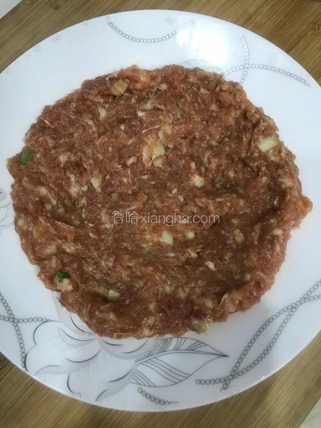 装入盘子内