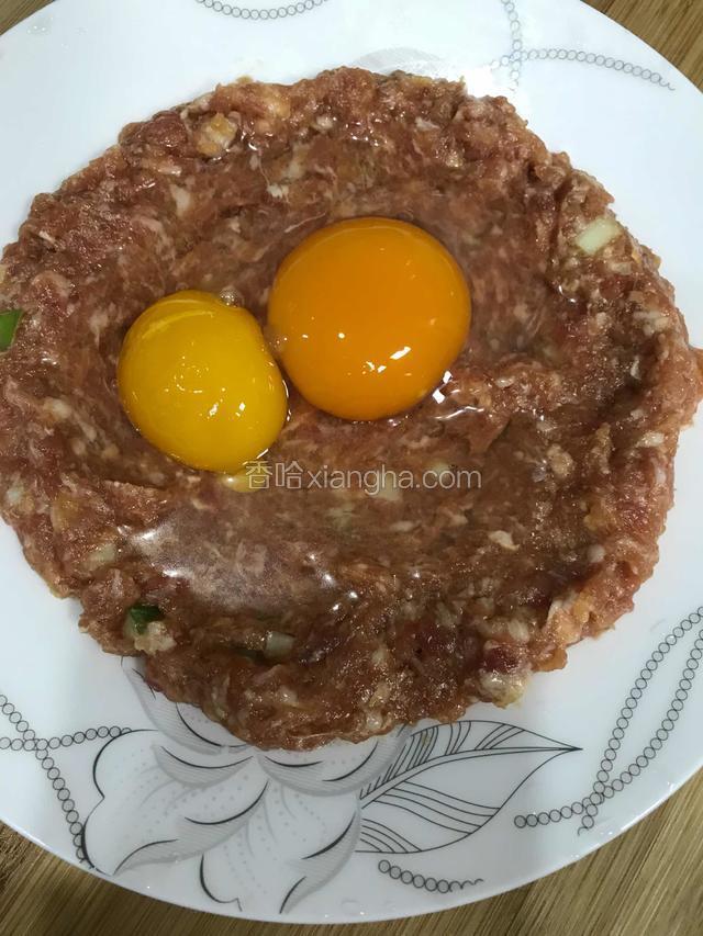 放入鸡蛋，大火蒸15分钟即可