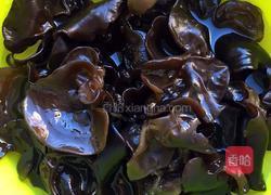 西兰花炒木耳的做法图解1