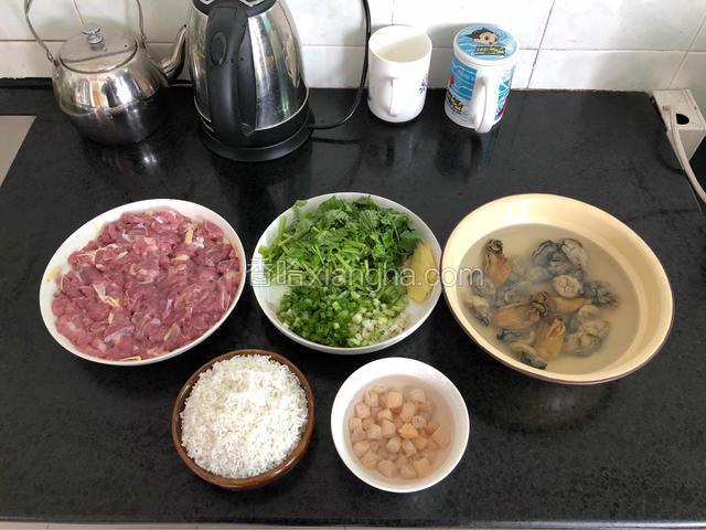 把所有材料准备好，米洗干净，瘦切片，蚝豉和瑶柱泡过。