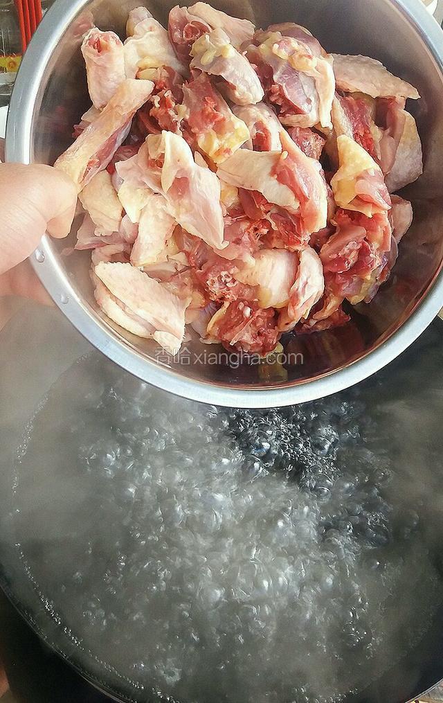 煮一锅沸水将鸡肉下锅。