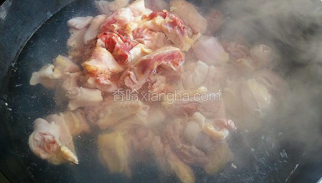 鸡肉下过锅后倒入一点料酒，待再次煮沸，去除血沫。