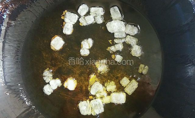 锅底烧油投入冰糖，小火熬至变色融化。