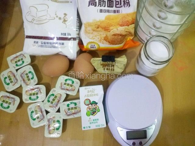首先准备好原材料 看看壮观的黄油大军……
然后把除黄油外的全部食材放入面包机 启动和面程序（鸡蛋是普通的大小 重量大约是115克 再留少许蛋液 最后刷表面）