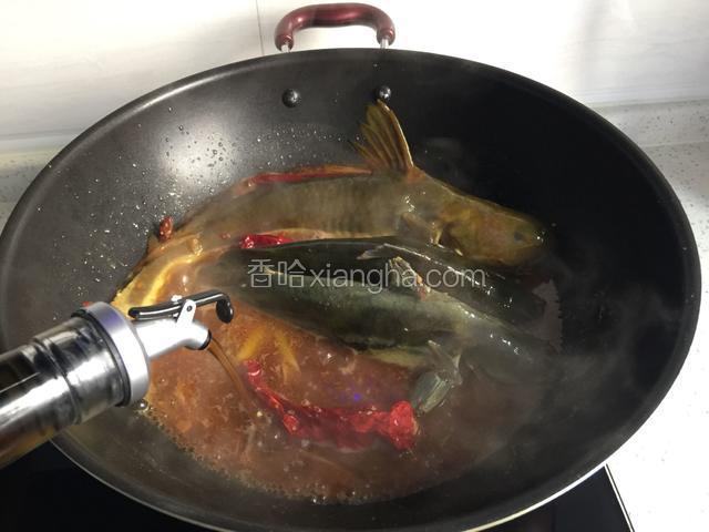 放入黄颡鱼，淋料酒，白醋转中小火炖熟。