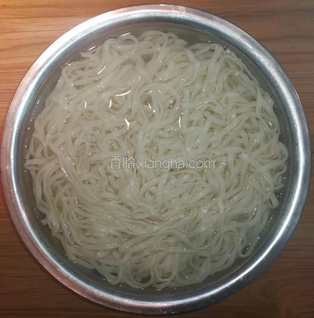 把生面条放到开水中煮熟成入盆中！（最好提前准备一盘冷水冰一下面条，使面条劲道口感好！）