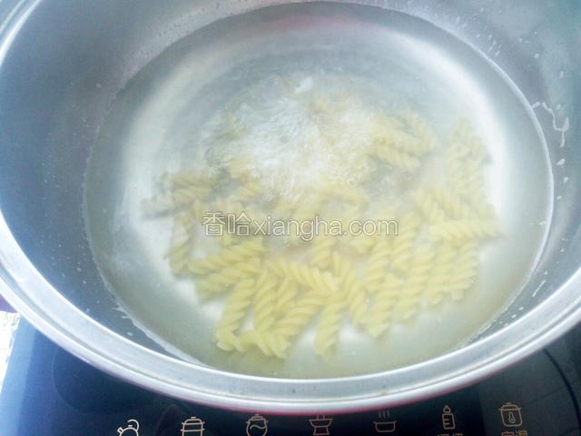 锅里烧热水 加少许橄榄油 煮意面 软硬看自己喜欢 这个我煮了五分钟左右