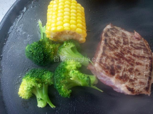 一面煎好了 翻面继续煎  边缘也要煎一下 然后就可以出锅了 