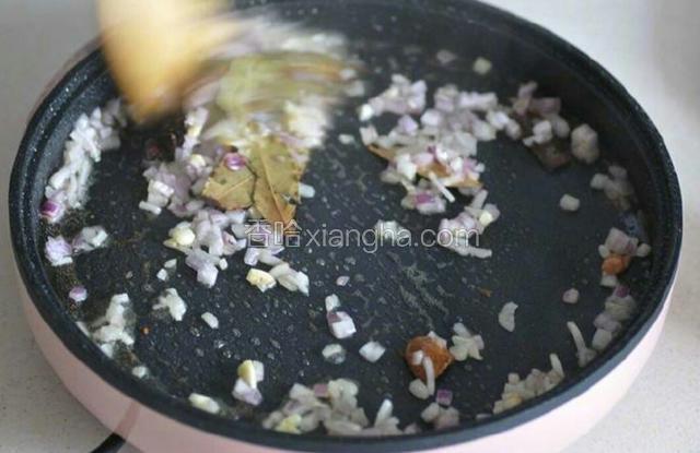 洋葱切末，放入锅中炒香，再放入八角，桂皮香叶进行翻炒