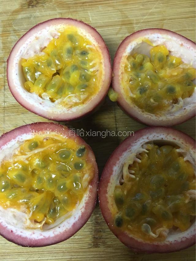 把百香果表皮用点盐巴搓洗，再清水冲洗干净，再切对半