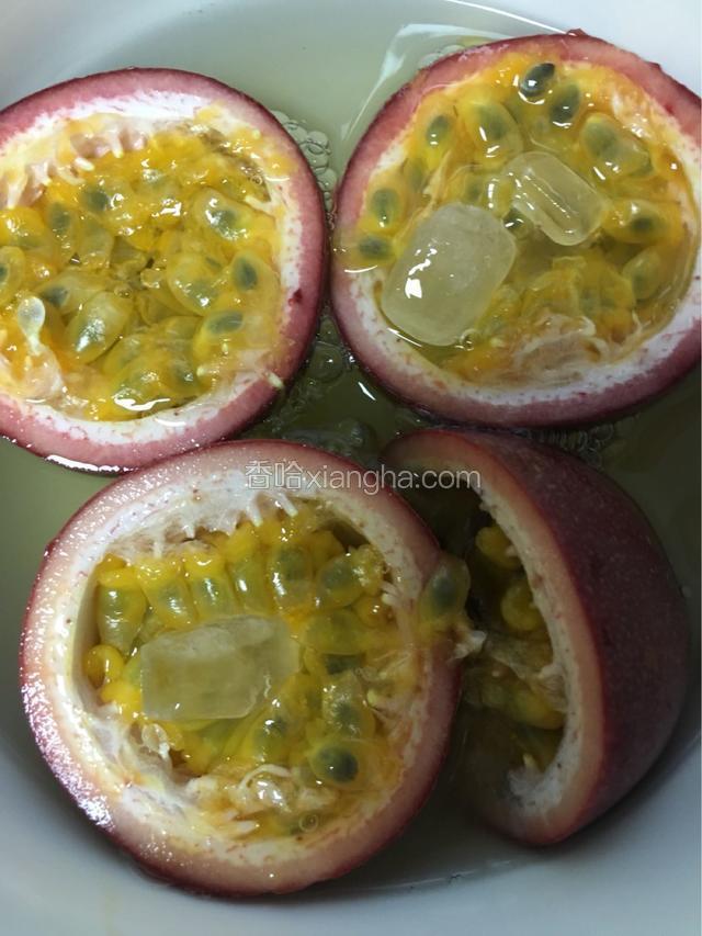 拿个汤碗放入百香果，冰糖，加入1饭碗的清水