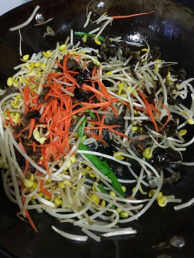 先下豆芽，木耳，胡萝卜翻炒。