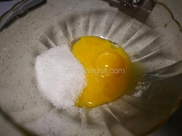 辅料里的鸡蛋和糖打散。