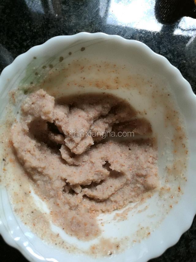 高粱面用开水烫后凉凉。