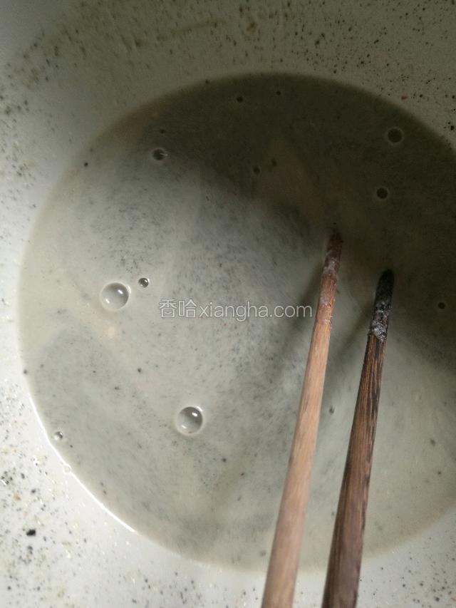 酵母用温水化开，放入适量的芝麻粉搅匀。