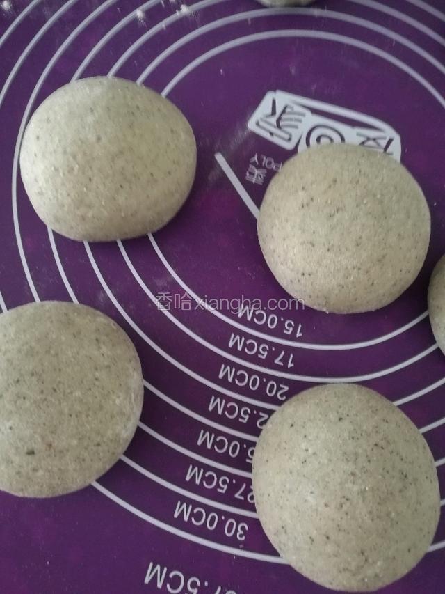 揉光滑，2次醒发15分钟。